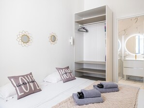1 bedroom, iron/ironing board, WiFi, bed sheets - 1-Bedroom Apartment – Palais and Beach on foot (Cannes)