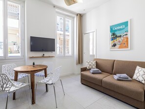 TV - 1-Bedroom Apartment – Palais and Beach on foot (Cannes)