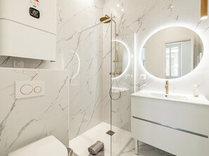 Een douche, een haardroger, handdoeken
