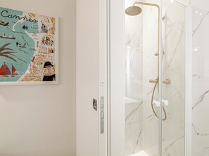 Shower, towels - Elegant studio 2 people near Croisette and Palais (Cannes)
