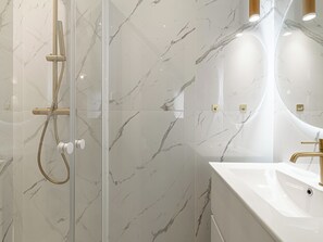 Shower, towels - Elegant studio 2 people near Croisette and Palais (Cannes)