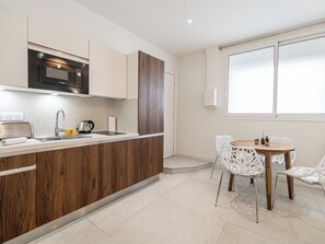 Fridge, microwave, oven, stovetop - Elegant studio 2 people near Croisette and Palais (Cannes)