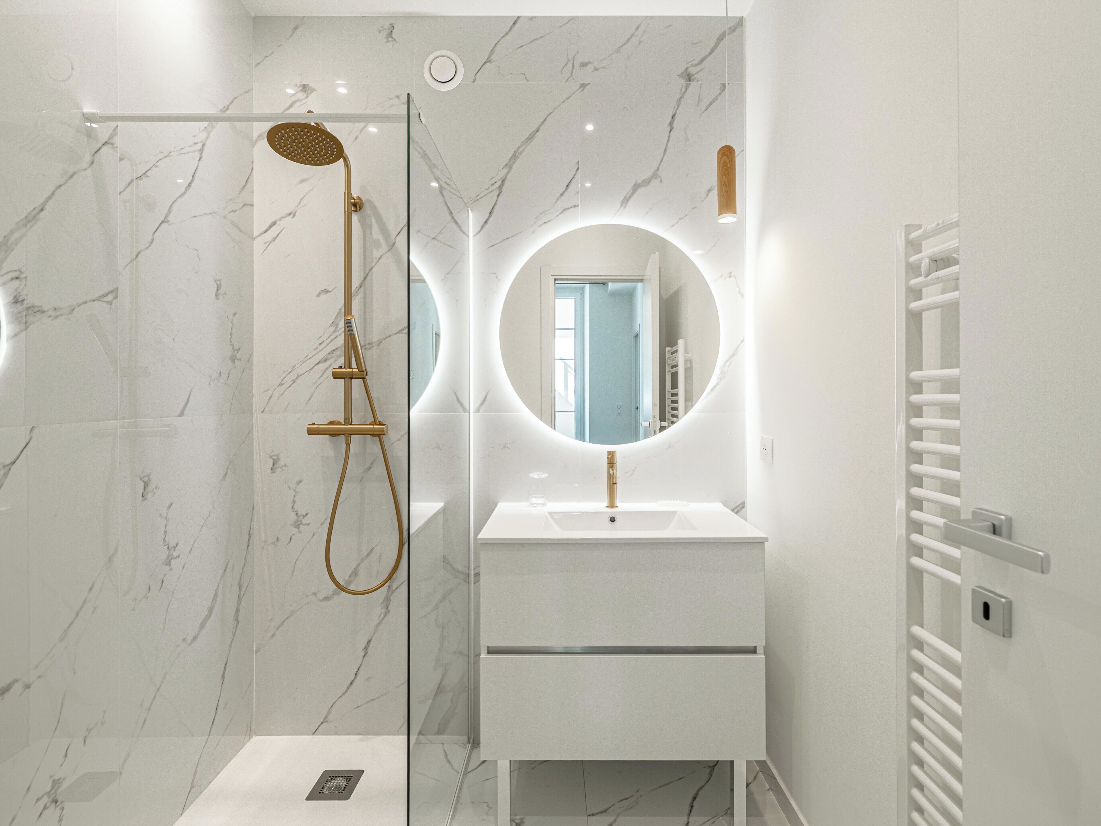 Shower, hair dryer, towels