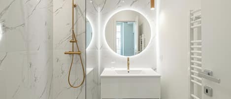 Shower, hair dryer, towels