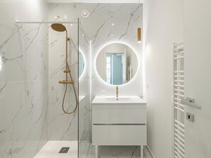 Shower, hair dryer, towels - Renovated 1-bedroom apartment 200m from Croisette (Cannes)
