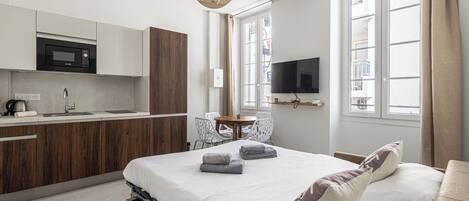 1 slaapkamer, een strijkplank/strijkijzer, wifi, beddengoed