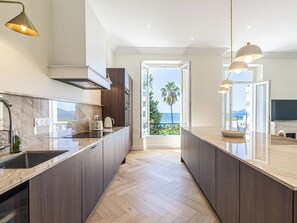 Réfrigérateur, micro-ondes, four, lave-vaisselle