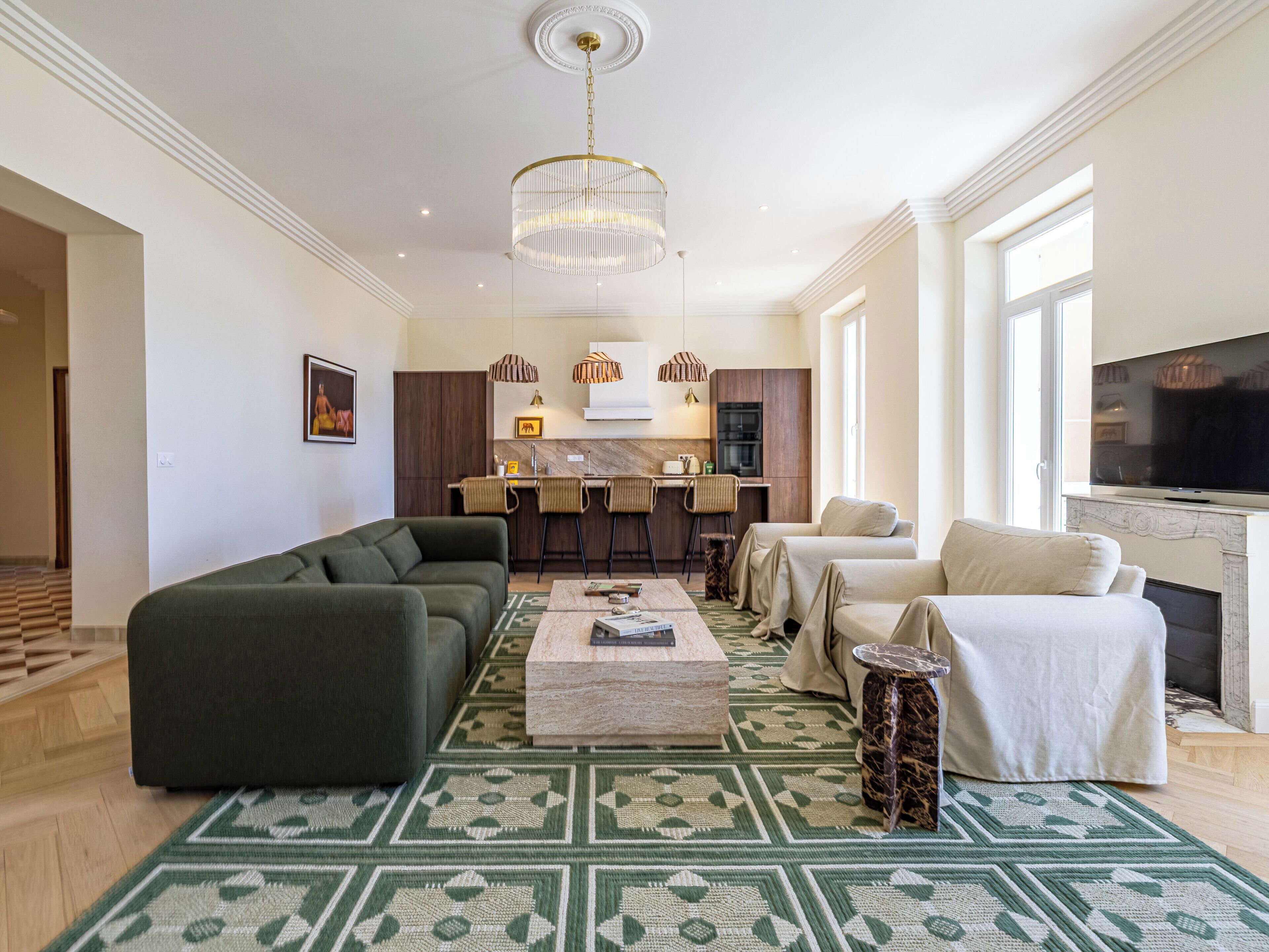 Un salon moderne avec un canapé d’angle, une table basse et une cheminée.
