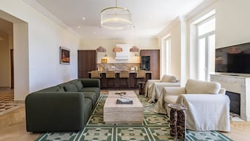 Un salon moderne avec un canapé d’angle, une table basse et une cheminée.
