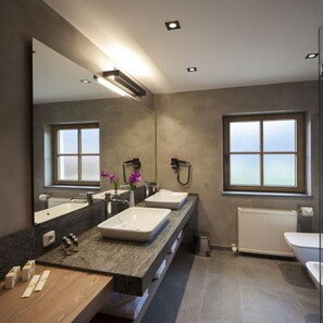 Haartrockner, Handtücher, Seife, Toilettenpapier