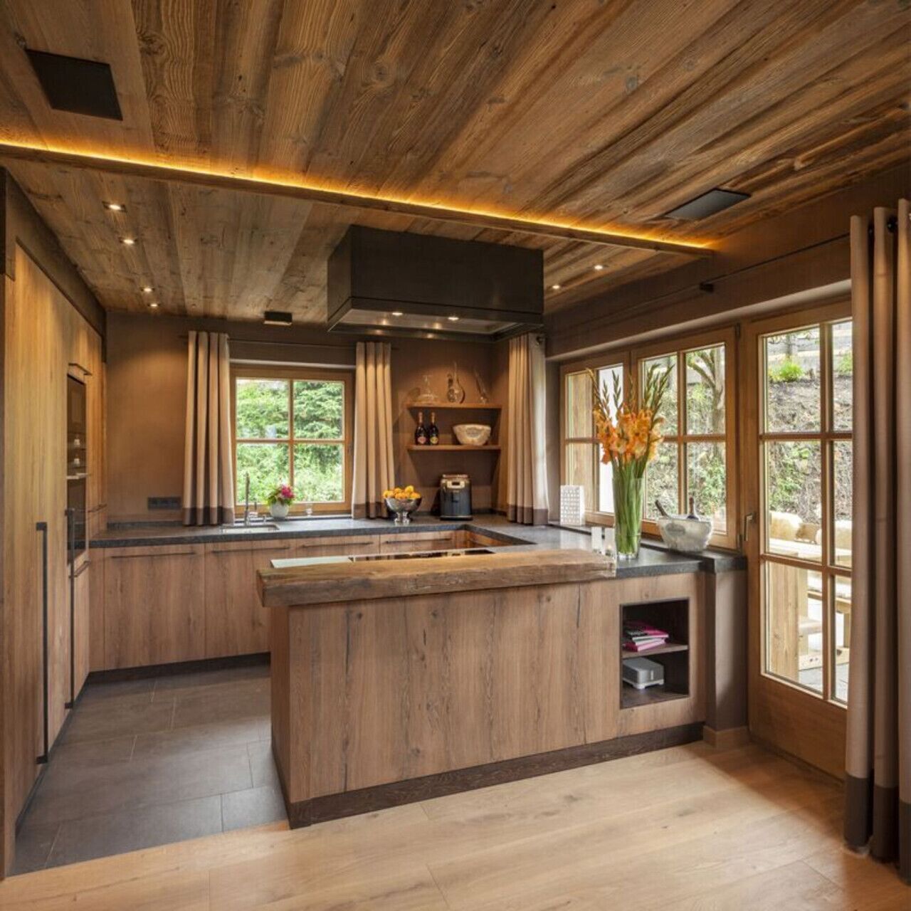 Mikrowelle, Geschirrspüler, Wasserkocher mit Kaffee-/Teezubehör