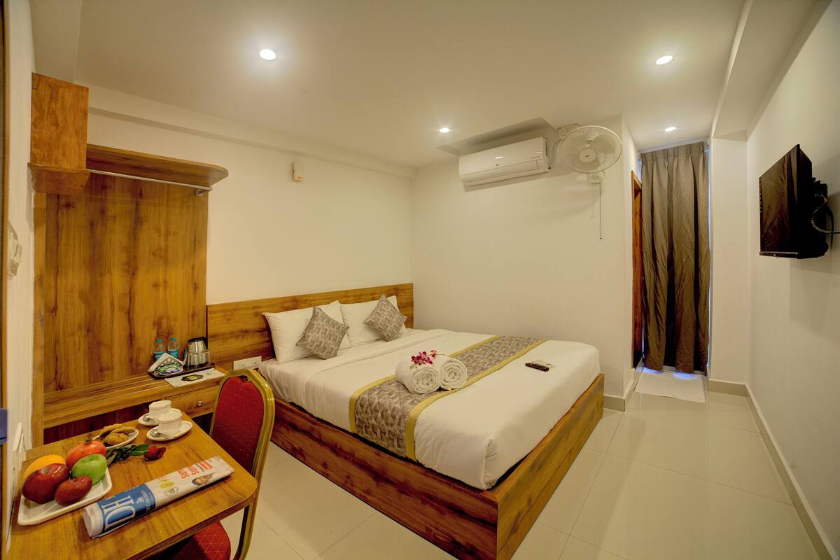 Standard Double Room | Cadar kapas Mesir, peralatan tempat tidur premium, meja 