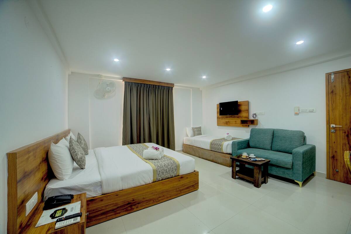 Family Room | Cadar kapas Mesir, peralatan tempat tidur premium, meja 