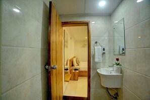 Ducha, artículos de tocador gratuitos, secador de pelo, bidet