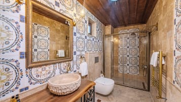 Family Suite | Bathroom | Shower, hair dryer, slippers, towels