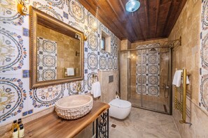 Familien-Suite | Badezimmer | Dusche, Haartrockner, Hausschuhe, Handtücher