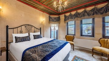 Deluxe Suite | Blackout drapes, soundproofing, iron/ironing board, free WiFi