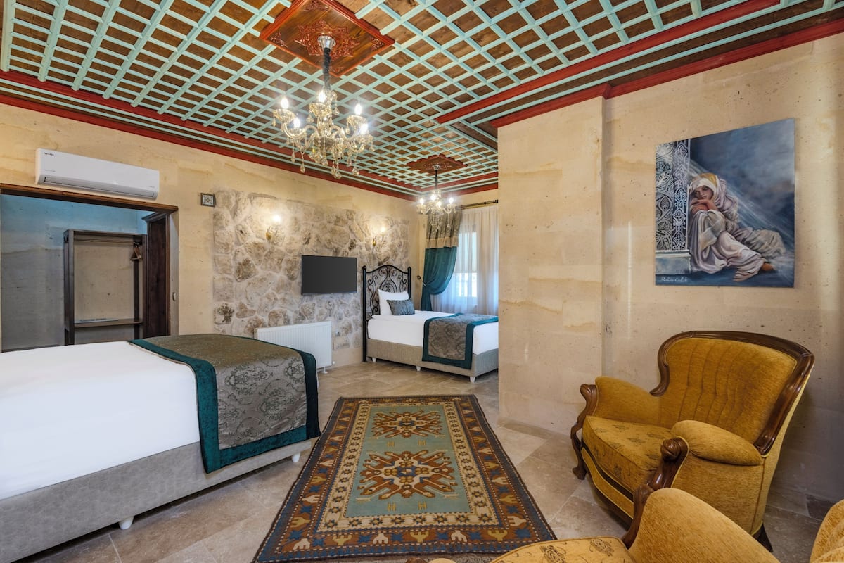 Suite familiar | Cortinas blackout, insonorización y tabla de planchar con plancha