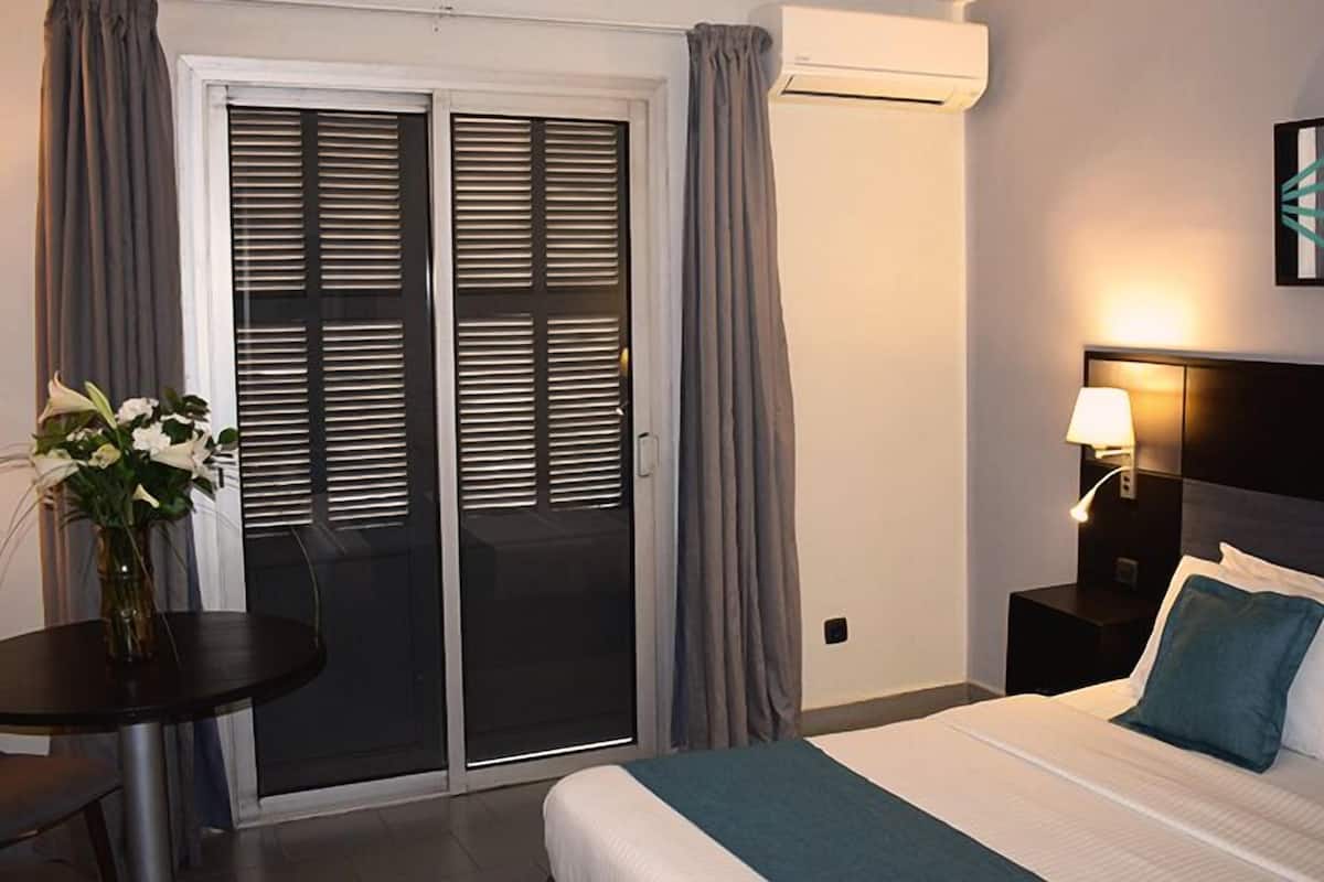 City dubbelrum eller tvÄbÀddsrum | VÀrdeförvaringsskÄp pÄ rummet, skrivbord och arbetsyta för laptop