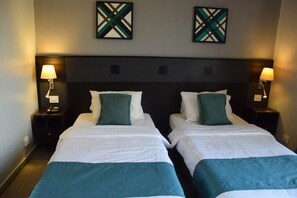 In-room safe, desk, laptop workspace, blackout curtains - Hotel Farid (Dakar)