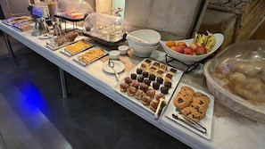 Daily buffet breakfast (EUR 10.67 per person) - Hotel Farid (Dakar)