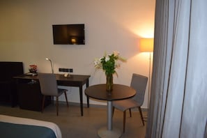 In-room safe, desk, laptop workspace, blackout curtains - Hotel Farid (Dakar)