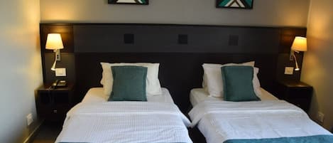 Chambre Double ou avec lits jumeaux, balcon, vue ville | Coffres-forts dans les chambres, bureau