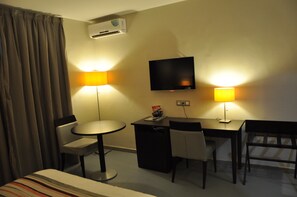 City-Doppel- oder -Zweibettzimmer | Zimmersafe, Schreibtisch, laptopgeeigneter Arbeitsplatz