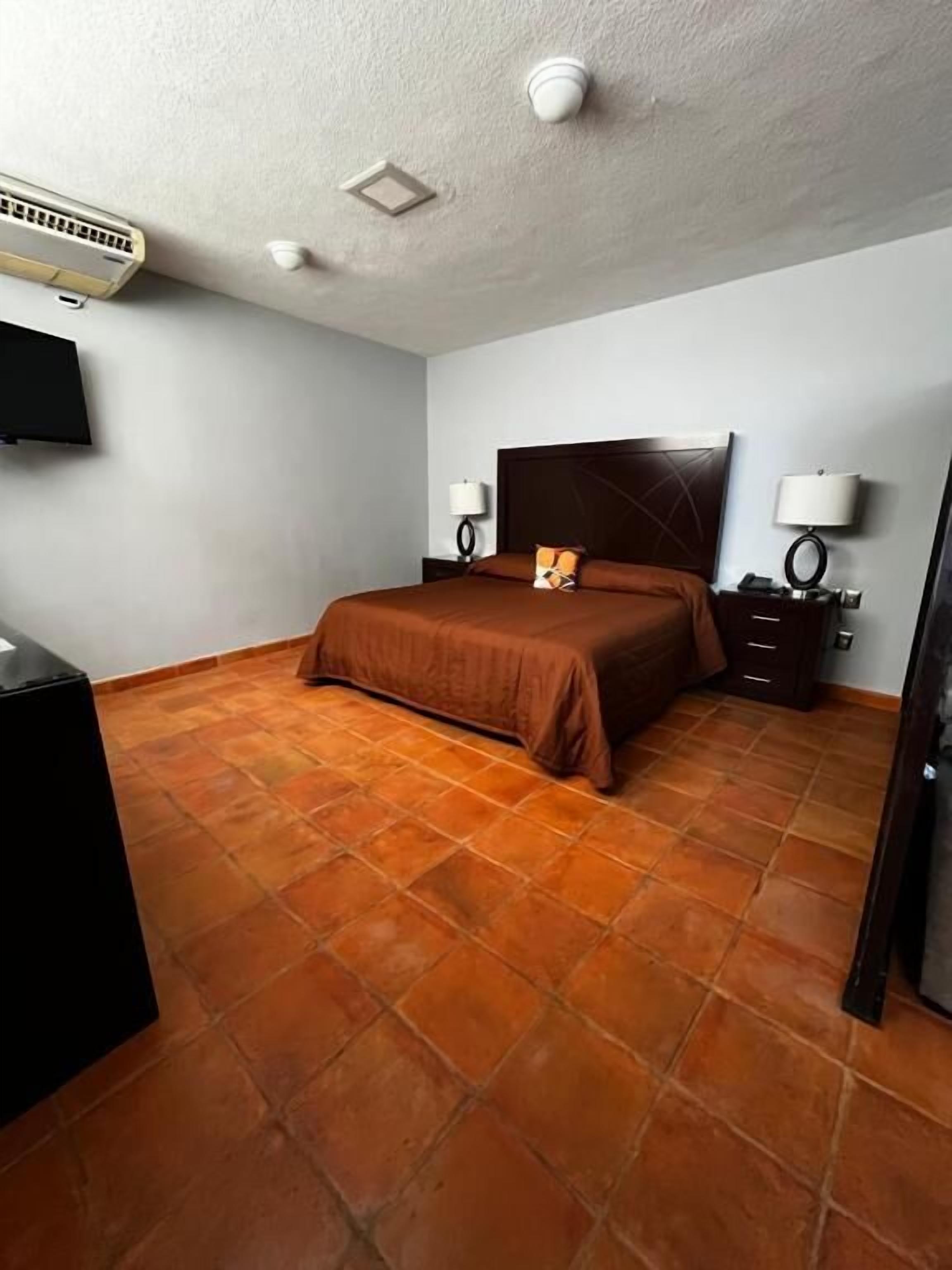 Caja de seguridad en la habitación y escritorio 