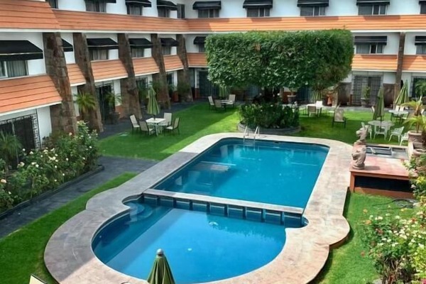 Una piscina al aire libre