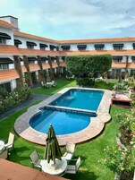 Una piscina al aire libre