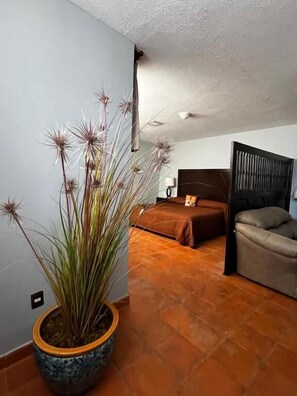 Peti besi dalam bilik, meja 