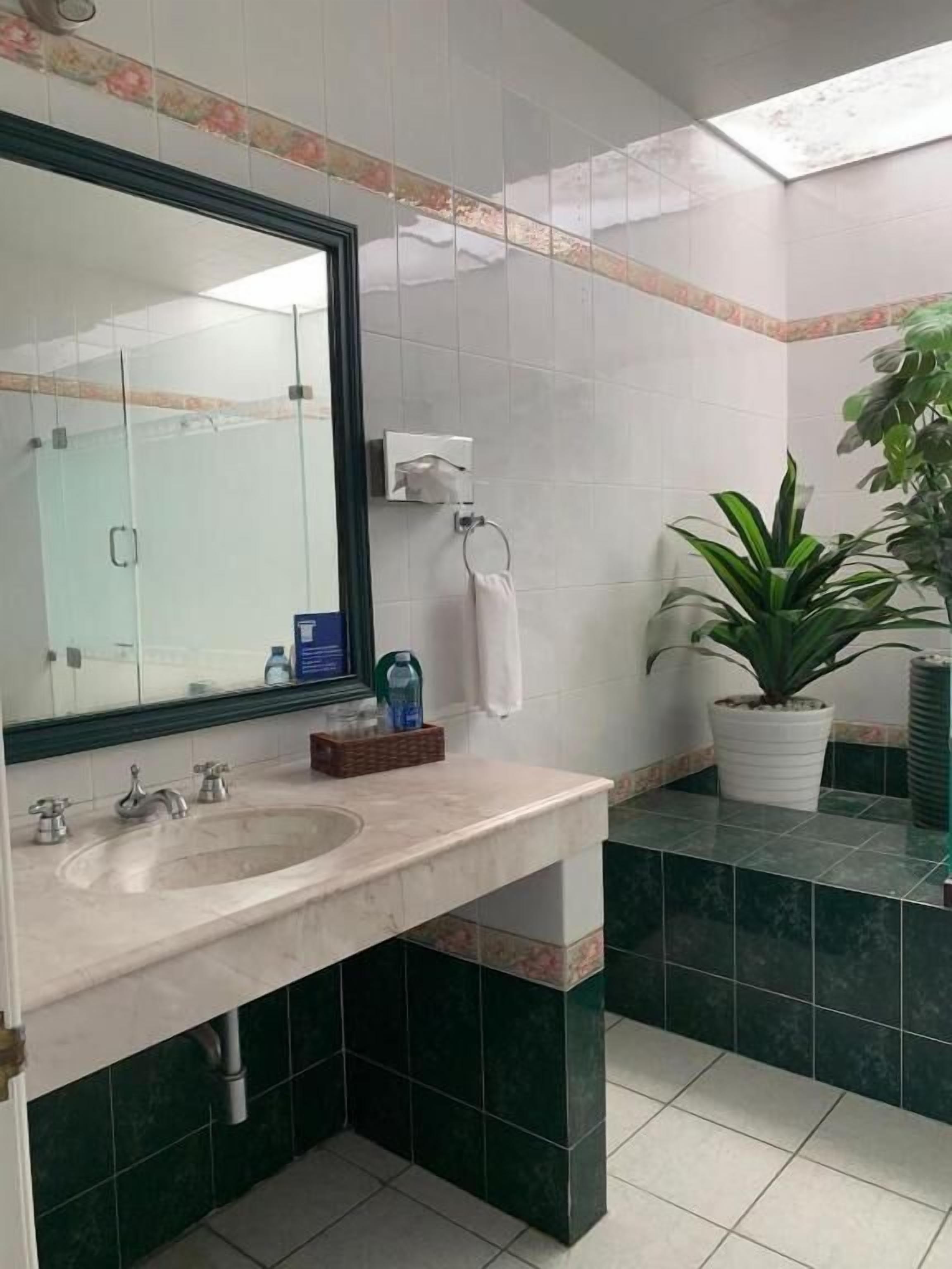 Amenidades de baño gratuitas, jabón, shampoo, papel de baño 