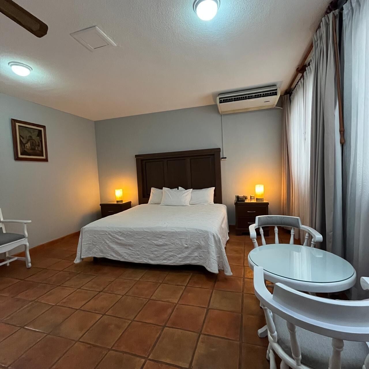 Suite junior, vista al jardín | Caja de seguridad en la habitación y escritorio 