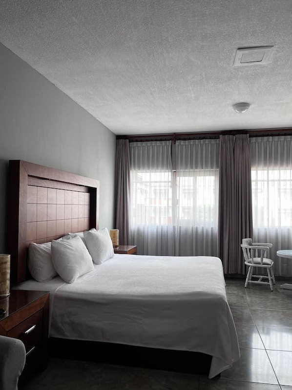 Suite Comfort, vistes al jardí | Caixa forta a l'habitació i escriptori