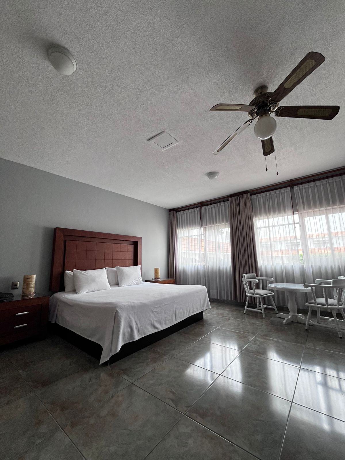 Suite Confort, vista al jardín | Caja de seguridad en la habitación y escritorio 