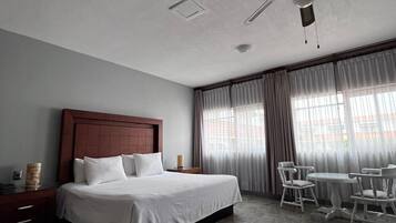 Suite – comfort, hageutsikt | Safe på rommet og skrivebord