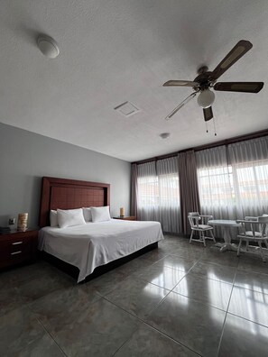 Comfort-suite - udsigt til have | Pengeskab på værelset, skrivebord