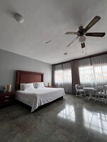 Caja de seguridad en la habitación y escritorio