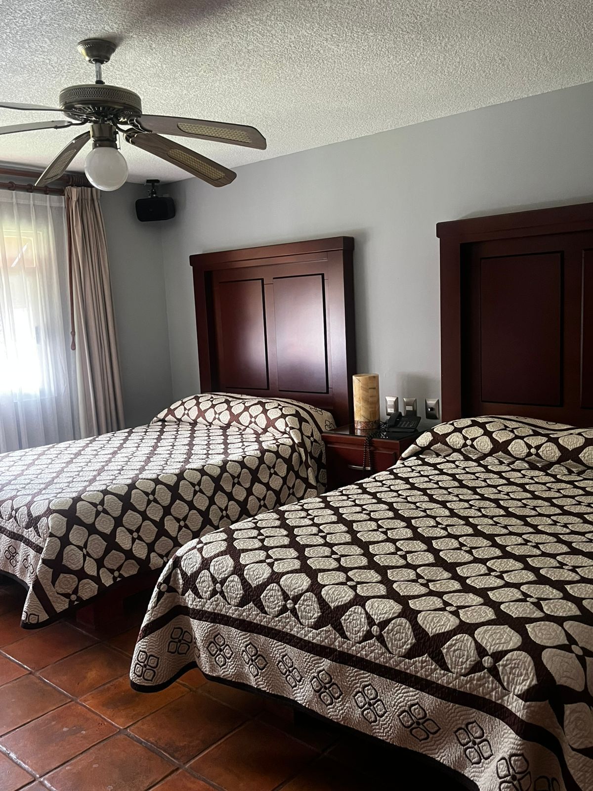 Habitación doble clásica, vista al jardín | Caja de seguridad en la habitación y escritorio 