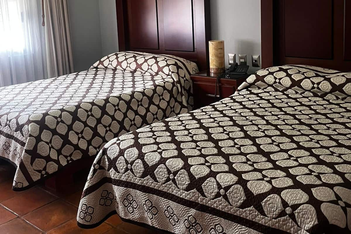 Habitación doble clásica, vista al jardín | Caja de seguridad en la habitación y escritorio