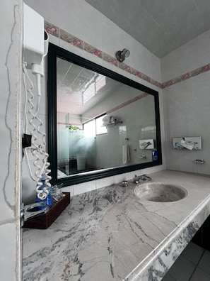 Amenidades de baño gratuitas, jabón, shampoo, papel de baño