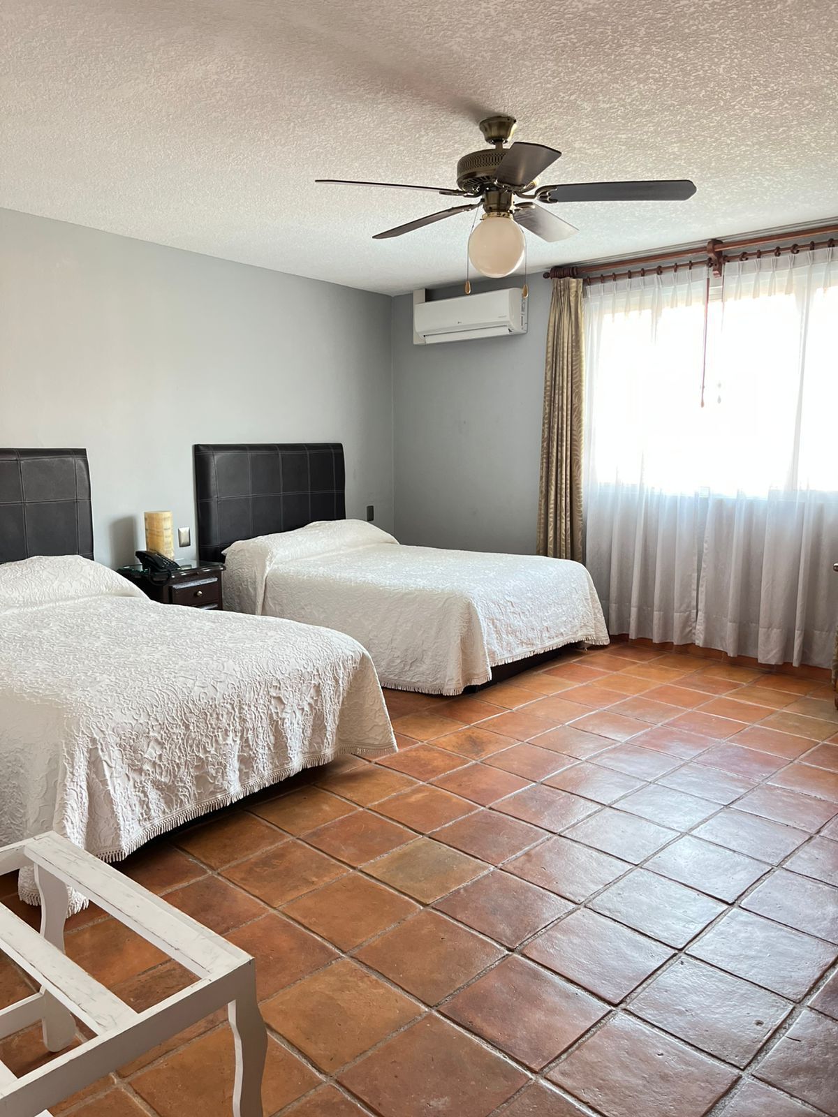 Suite Deluxe | Caja de seguridad en la habitación y escritorio 