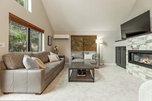 Living area - Luxury Golf Course Retreat – Sun Country, Cle Elum – Sleeps 8 (Cle Elum)