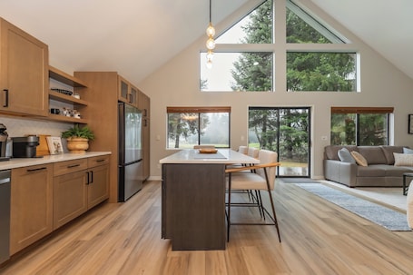 Interior. Luxury Golf Course Retreat – Sun Country, Cle Elum – Sleeps 8