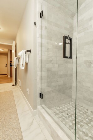 Shower, hair dryer, towels, soap - Luxury Golf Course Retreat – Sun Country, Cle Elum – Sleeps 8 (Cle Elum)
