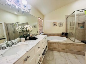 Hair dryer, towels, soap, toilet paper - Spacious 4-bedroom house in tranquil Desert Hot Springs with AC (Desert Hot Springs)