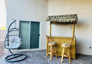 Terrace/patio - Spacious 4-bedroom house in tranquil Desert Hot Springs with AC (Desert Hot Springs)