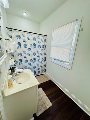 Towels, soap, shampoo, toilet paper - The Starland Loft Apartment- Savannah, GA (Savannah)