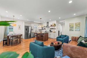 Smart TV, table football, books - New- Encore Retreat- Sauna-Fire Pit- Theater Room (Colorado Springs)
